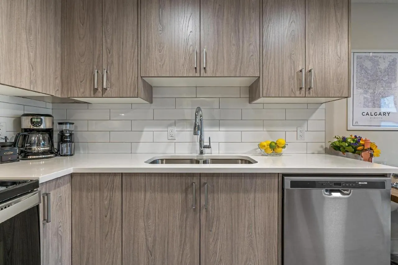 Contemporary 1Br Home Full Kitchen Smarttv Calgary Canada